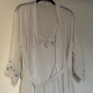 White and Blue Embroidered Blue Flowers Oscar De La Renta Slip & Robe